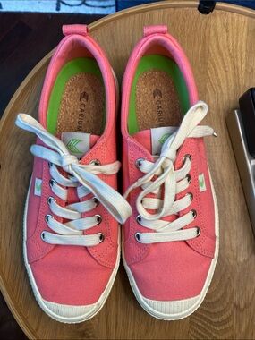 CARIUMA pink canvas tennis shoes sneakers. Comfortable, bright, and fun!